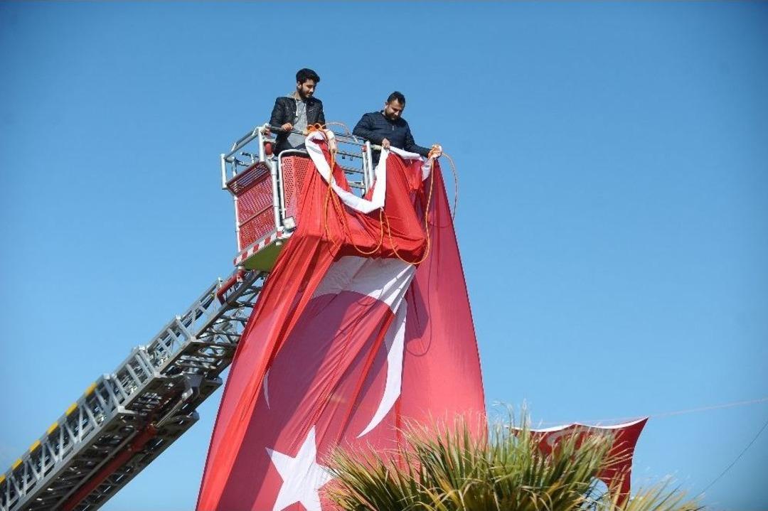 Hatay&rsquo;da Mehmet&ccedil;iğin Ge&ccedil;iş G&uuml;zergahlarına Dev T&uuml;rk Bayrakları Asıldı