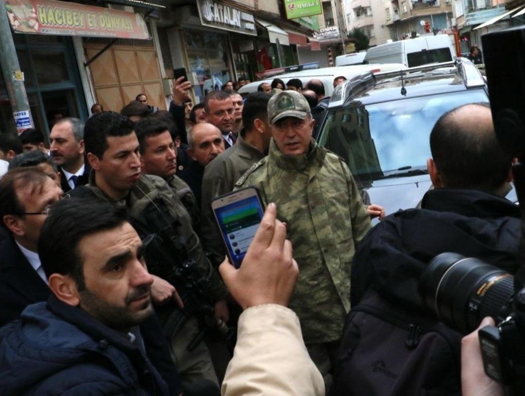 Genelkurmay Başkanı Akar, Roketin D&uuml;şt&uuml;ğ&uuml; Yerde İncelemede Bulundu