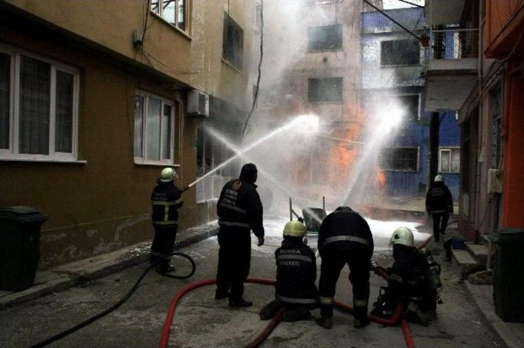 Bursa&rsquo;da Doğalgaz Borusu Patladı, 3 Apartman Yandı