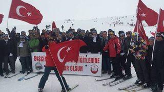 Türk Bayrakları Ve Afrin Pankartı İle Kayak