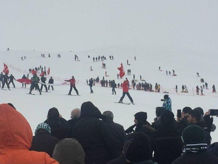 Türk Bayrakları Ve Afrin Pankartı İle Kayak G1