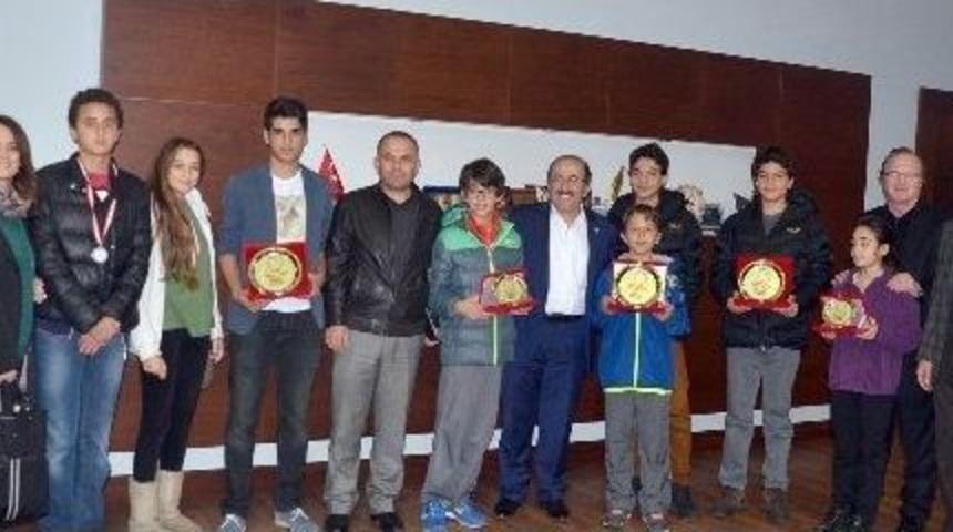 Başkan G&uuml;mr&uuml;k&ccedil;&uuml;oğlu, Başarılı Tenis&ccedil;ileri Tebrik Etti