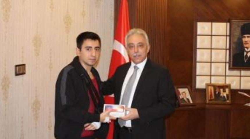 Vali Toprak Yaralı Askere Cep Telefonu Hediye Etti