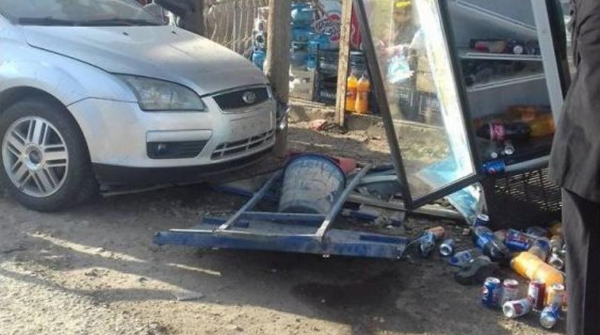 Otomobil &Ouml;nce K&ouml;peğe Sonra Buzdolabına &Ccedil;arptı: 2 Yaralı