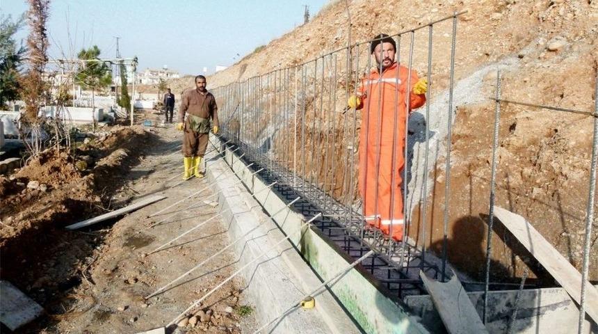 Mezarlık Duvar &Ccedil;alışması Devam Ediyor