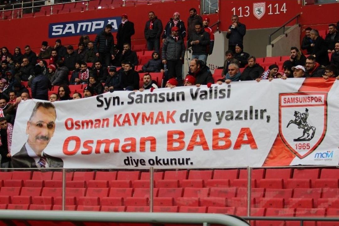 Samsunspor Trib&uuml;nlerinde Sevgi Ve Tepki Bir Arada