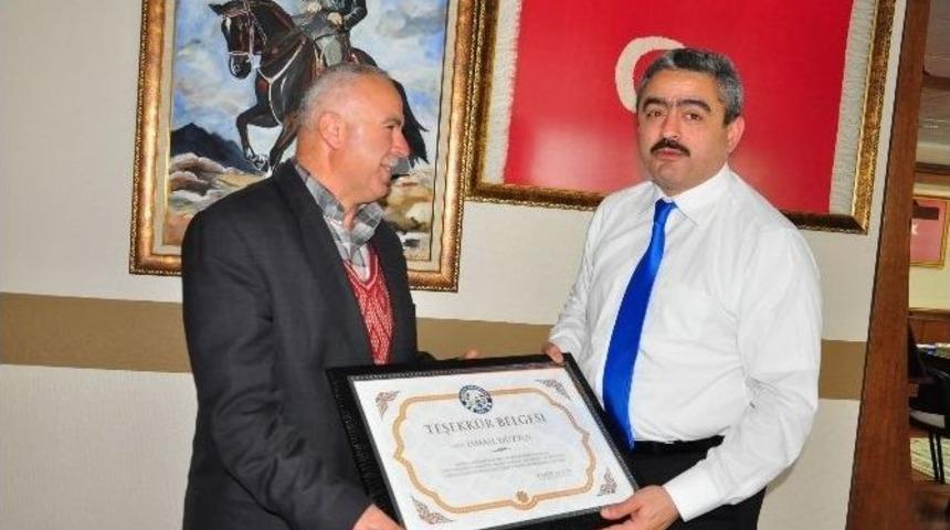 Pazar Duasını Okuyan İsmail D&uuml;zyol&rsquo;a Teşekk&uuml;r Belgesi