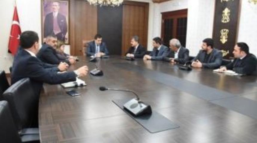 Vali K&uuml;&ccedil;&uuml;k, G&uuml;neş Enerjisi Yatırımcıları İle Toplantı Yaptı