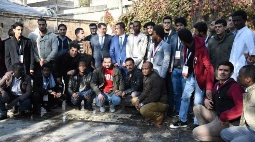 Vali K&uuml;&ccedil;&uuml;k, 38 &Uuml;lkeden 80 &Uuml;niversite &Ouml;ğrencisi İle Buluştu