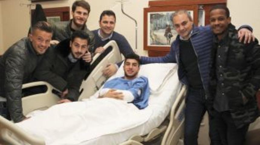 Kolu Kırılan Futbolcuya Takım Arkadaşlarından Destek