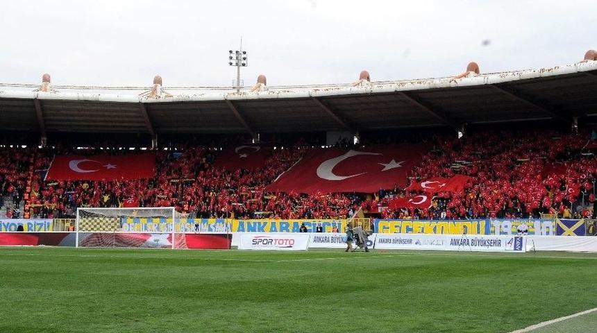 Ankarag&uuml;c&uuml; Taraftarından Afrin&rsquo;deki Mehmet&ccedil;iğe Bayraklı Selam