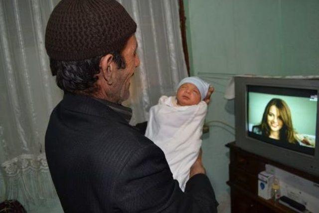 Suriyeli &Ccedil;iftin Bebeğine  recep Tayyip Erdoğan  Adi 3