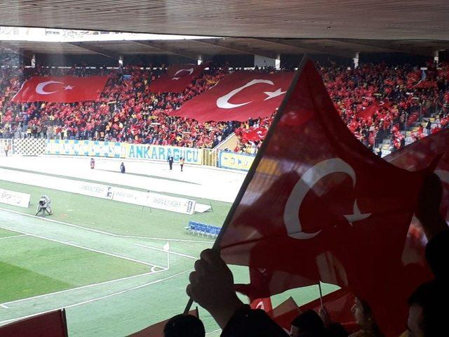 Ankaragücü Taraftarından Afrin’deki Mehmetçiğe Bayraklı Selam