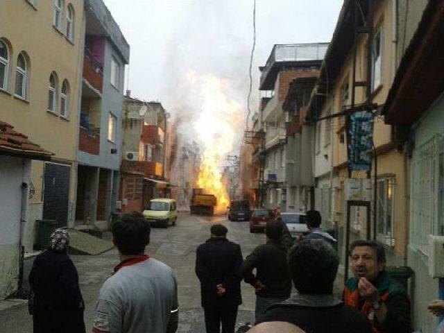 Bursa da Doğalgaz Borusu Patladi, Alevler Metrelerce Y&uuml;kseldi (2) 2