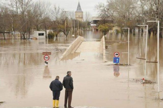 Tunca Ve Meriç Nehri Taşti, Ekili Alanlar Ve Çay Bahçeleri Su Altinda (2)