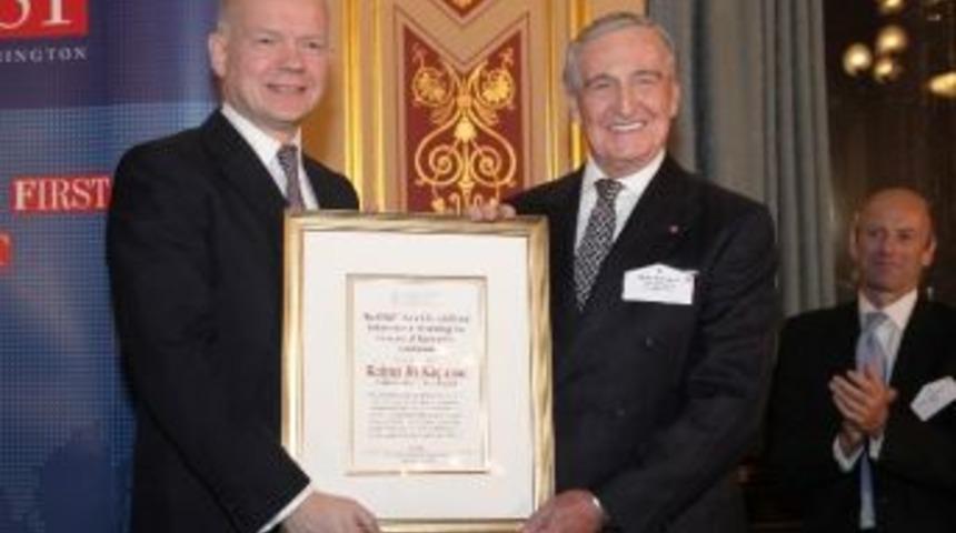 Rahmi Ko&ccedil;&rsquo;a İngiltere&rsquo;de B&uuml;y&uuml;k &Ouml;d&uuml;l