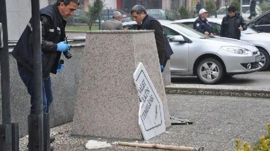 Atat&uuml;rk B&uuml;st&uuml;ne Balyozla Saldirdi