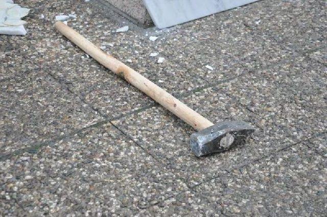 Atat&uuml;rk B&uuml;st&uuml;ne Balyozla Saldirdi 1