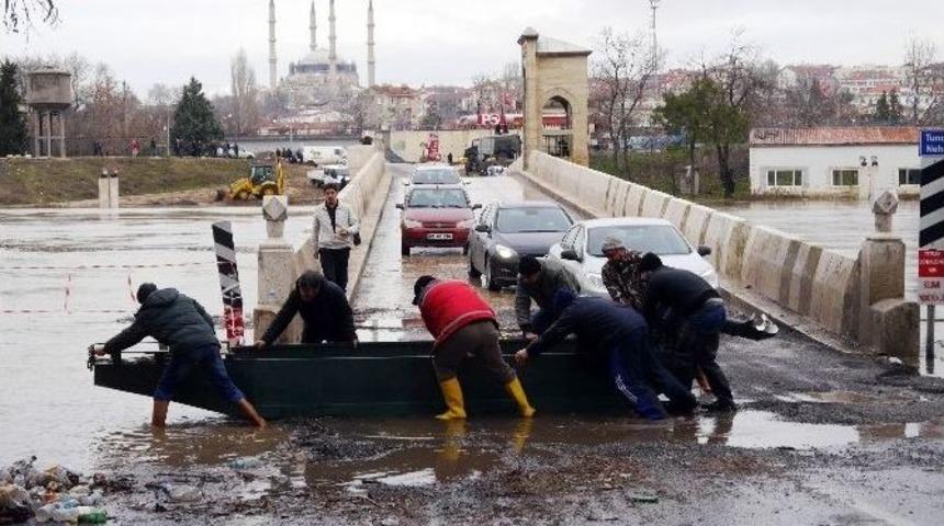 (&ouml;zel Haber) Fatih&rsquo;in Torunları Kayığı Karadan Y&uuml;r&uuml;tt&uuml;