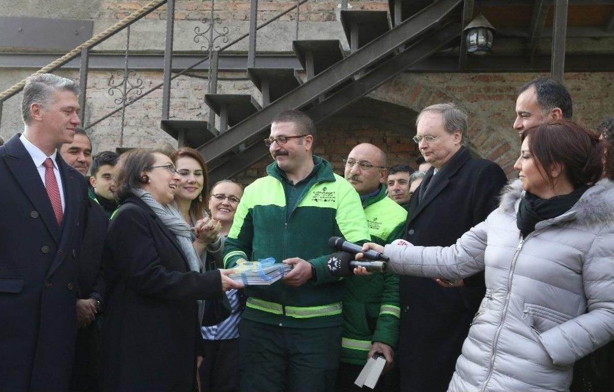 &Ccedil;&ouml;pteki Kitaplarla Kurulan K&uuml;t&uuml;phaneye Ab T&uuml;rkiye Delegasyonu Başkanı Berger&rsquo;den Bağış