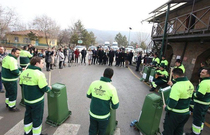 Çöpteki Kitaplarla Kurulan Kütüphaneye Ab Türkiye Delegasyonu Başkanı Berger’den Bağış G1
