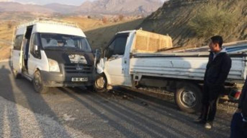 Kamyonet İle Yolcu Minibüsü Çarpıştı: 3 Yaralı