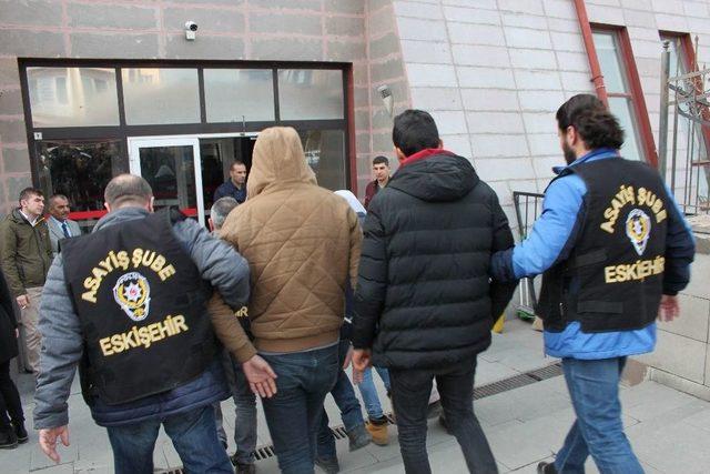 Oto Hırsızlığı Ş&uuml;phelisi 6 Kişi Adliyede 2