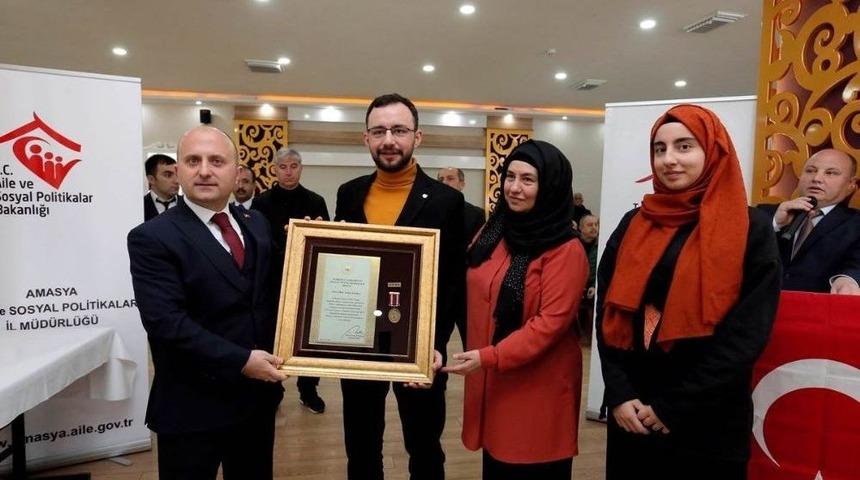 Şehit Aileleri İle Gaziye Gurur Madalyası