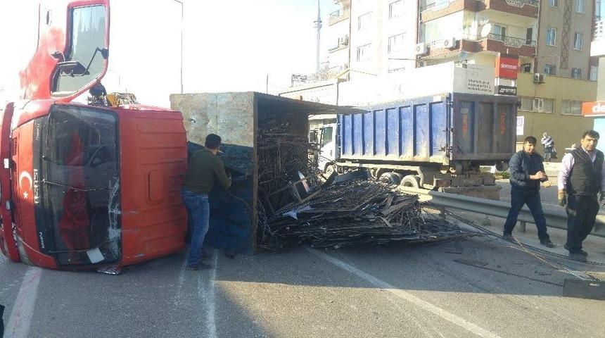 Devrilen Kamyonet Şehirlerarası Yolu Trafiğe Kapattı