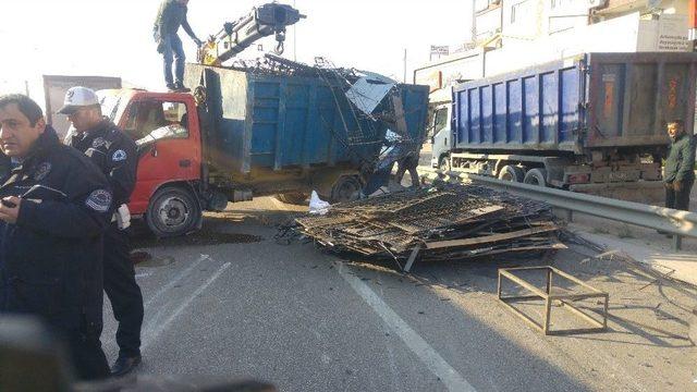 Devrilen Kamyonet Şehirlerarası Yolu Trafiğe Kapattı