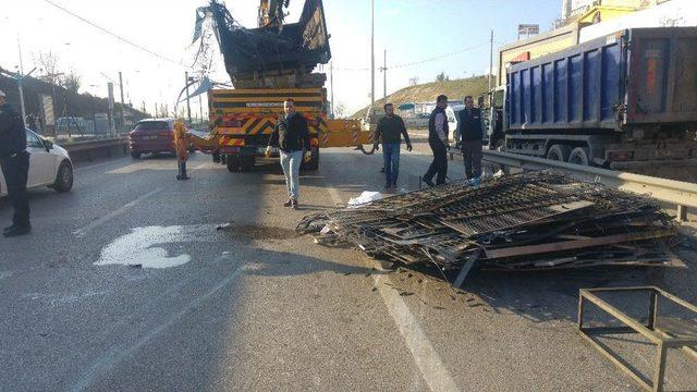 Devrilen Kamyonet Şehirlerarası Yolu Trafiğe Kapattı