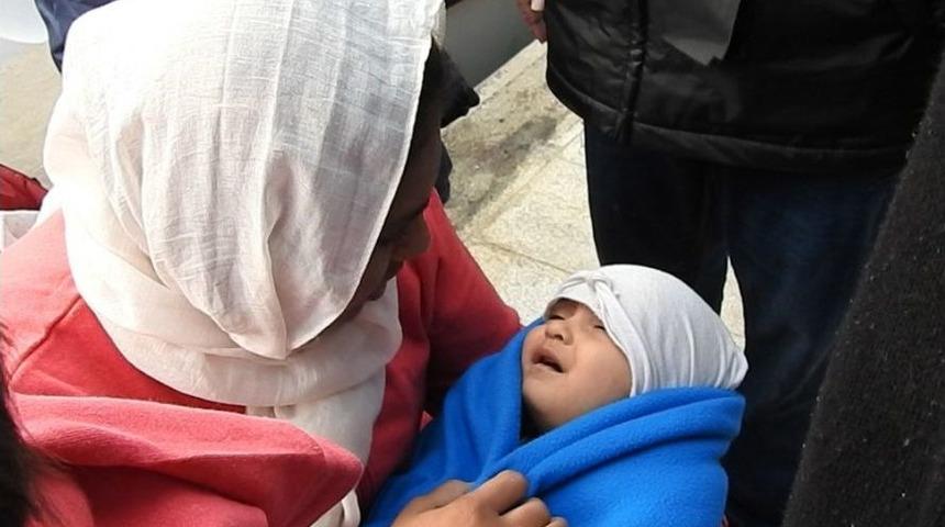 &Ccedil;eşme&rsquo;de 52 Ka&ccedil;ak G&ouml;&ccedil;men Batmak &Uuml;zereyken Kurtarıldı