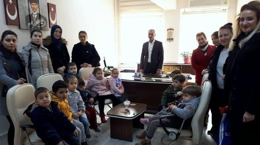 Yeni A&ccedil;ılan Okuma Salonuna &Ouml;ğrencilerden Kitap Bağışı