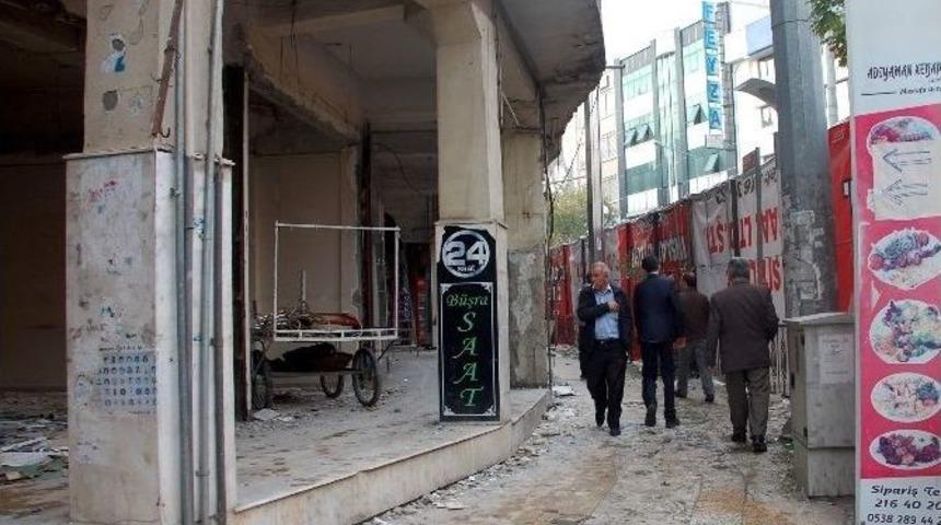 Yayalar İnşaatın İ&ccedil;erisinden İlerliyor