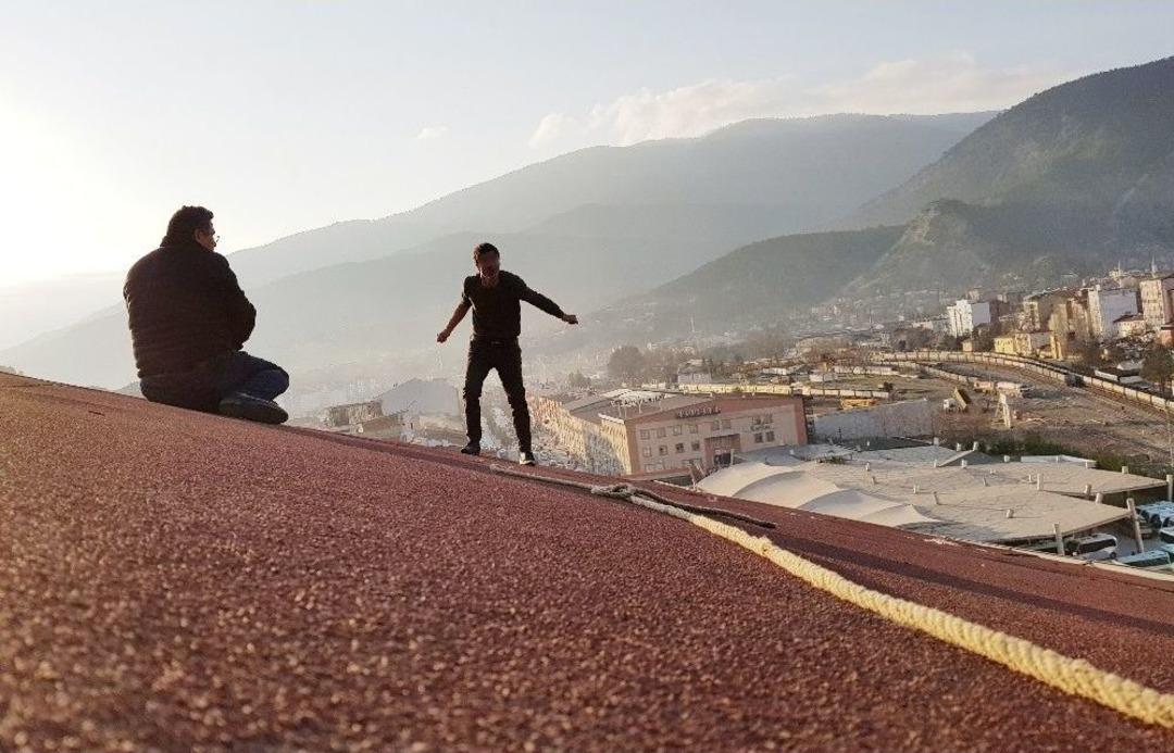 8 Katlı Binanın &Ccedil;atısına &Ccedil;ıkarak İntihara Kalkıştı