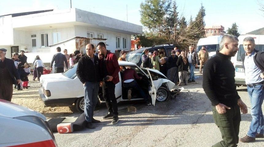 Otomobil İle Hafif Ticari Ara&ccedil; &Ccedil;arpıştı: 8 Yaralı