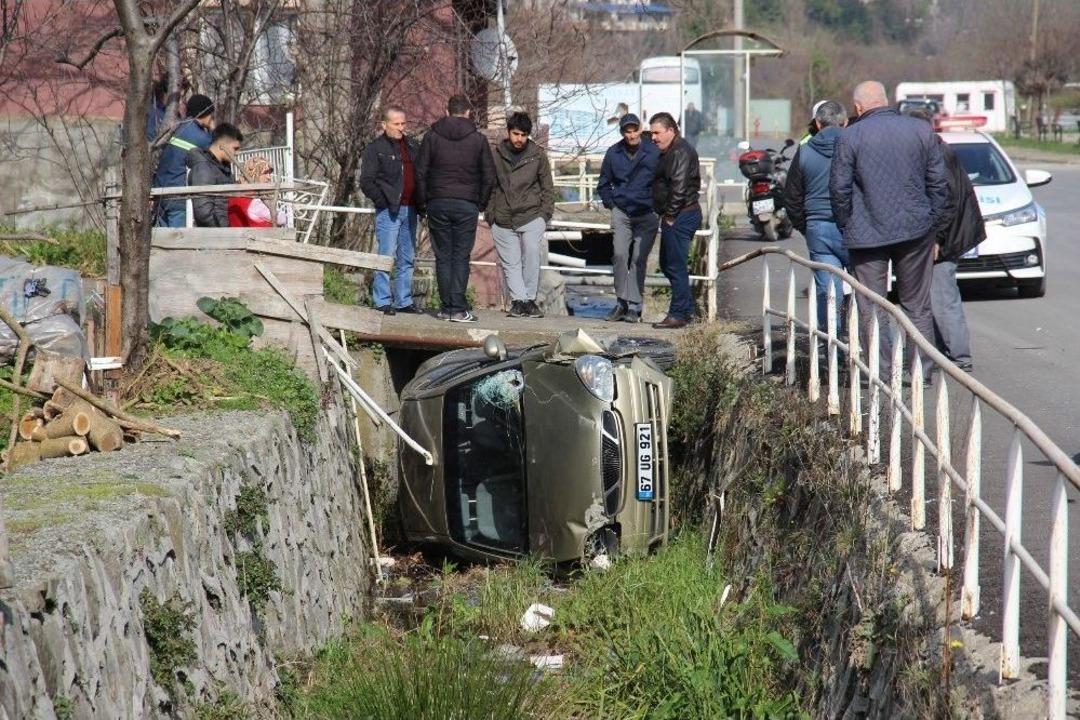 Telefonla Konuşurken Otomobiliyle Dereye U&ccedil;tu