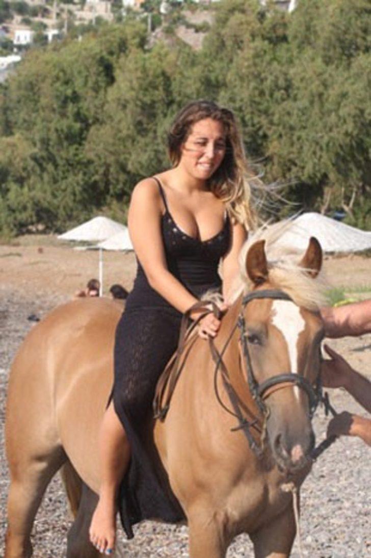 Ahu Tuğba'dan üstsüz jet-ski şov G5