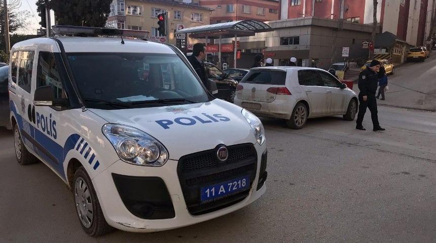 Bilecik&rsquo;te Otomobil Yayaya &Ccedil;arptı: 1 Kişi Yaralandı