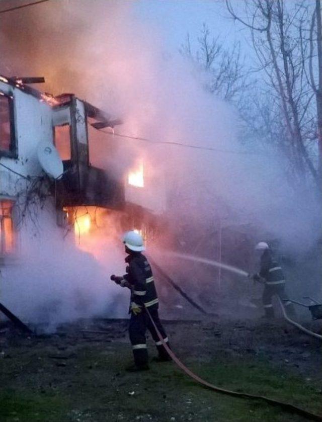 Evinin Yanışını Çaresiz Gözlerle İzledi