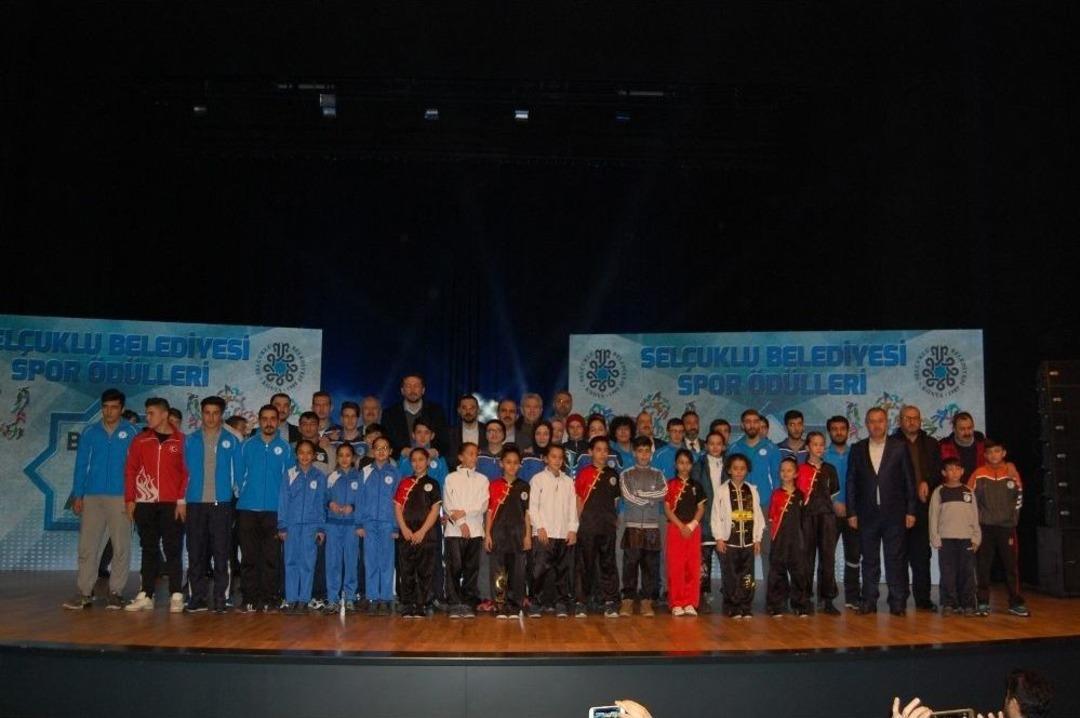 Hidayet T&uuml;rkoğlu Konyalı Spor Sevenlerle Bir Araya Geldi