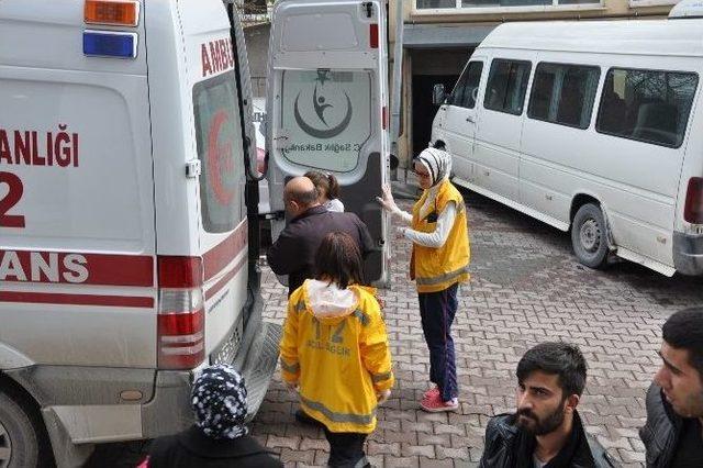 Bekleme Salonunda Oynarken Ayağını Sıkıştırdı 1