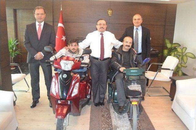 Akülü Araçları İle Makamında Kaymakamı Ziyaret Ettiler 1