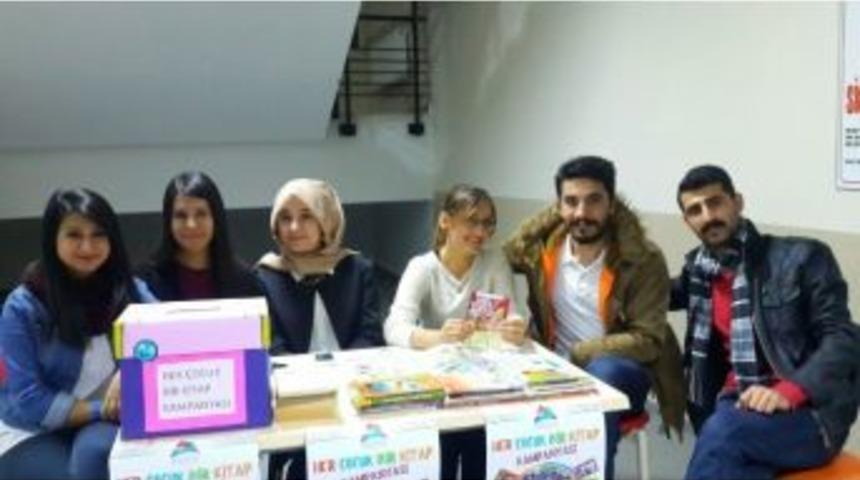 &Uuml;niversite &Ouml;ğrencilerinden Kitap Toplama Kampanyası