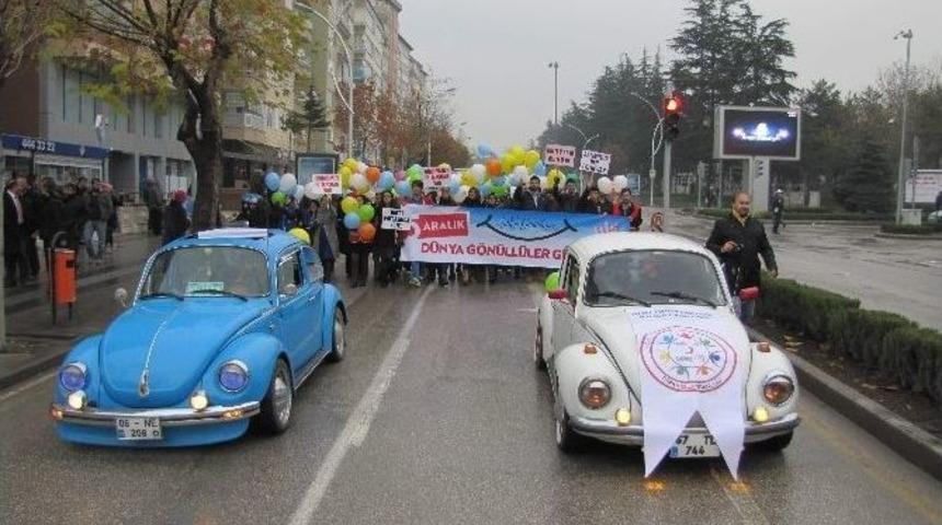 Balonlarla G&ouml;n&uuml;ll&uuml;ğ&uuml;n &Ouml;nemine Dikkat &Ccedil;ektiler