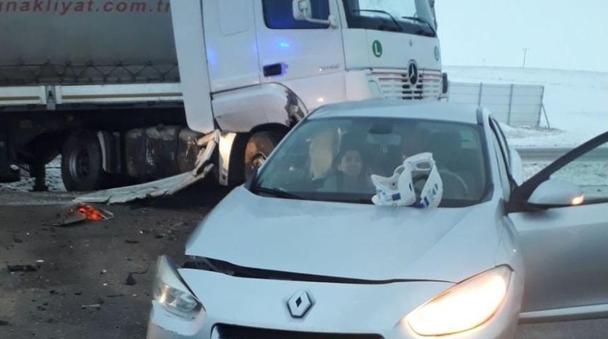 Otomobil İle Tır &Ccedil;arpıştı: 1 &Ouml;l&uuml;, 4 Yaralı