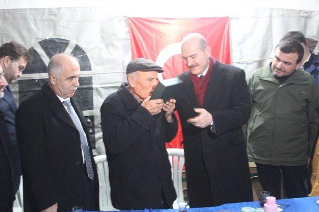 Bakan Soylu, Bitlis Şehidi Hilmi Öz’ün Baba Evini Ziyaret Etti