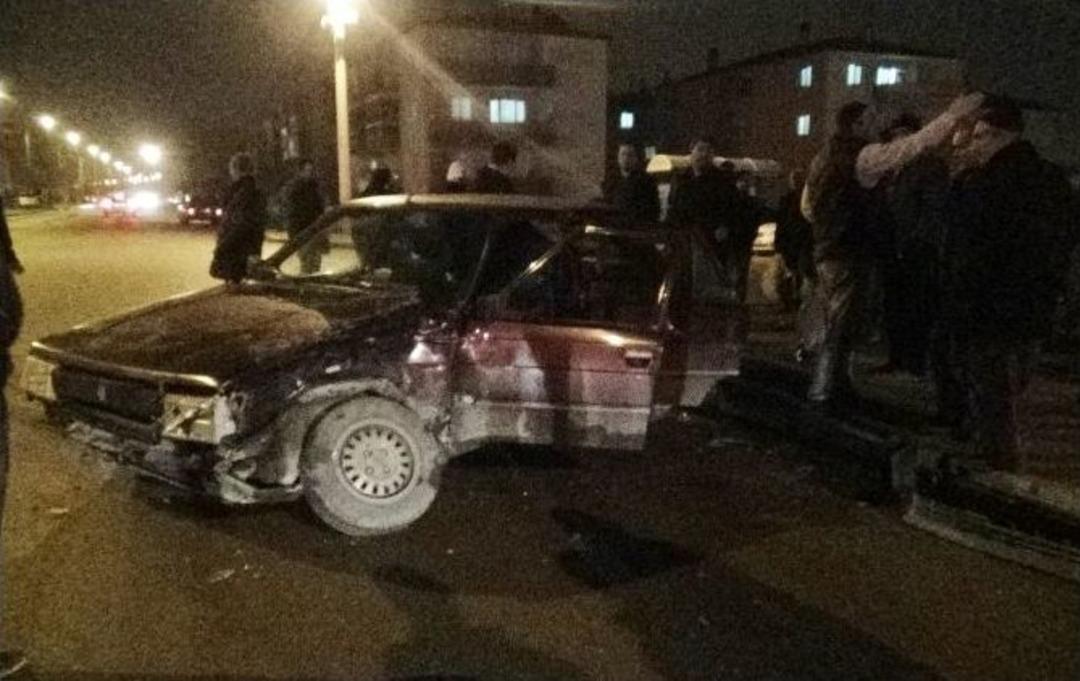 &Ouml;nce Otomobile &Ccedil;arptı Ardından Cami Bah&ccedil;esine U&ccedil;tu: 6 Yaralı