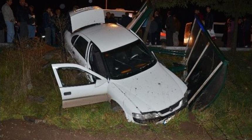 Otomobil Durağa Daldı: 2 Yaralı