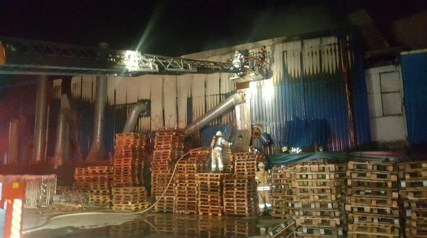 Al&uuml;minyum Deposu Alev Alev Yandı